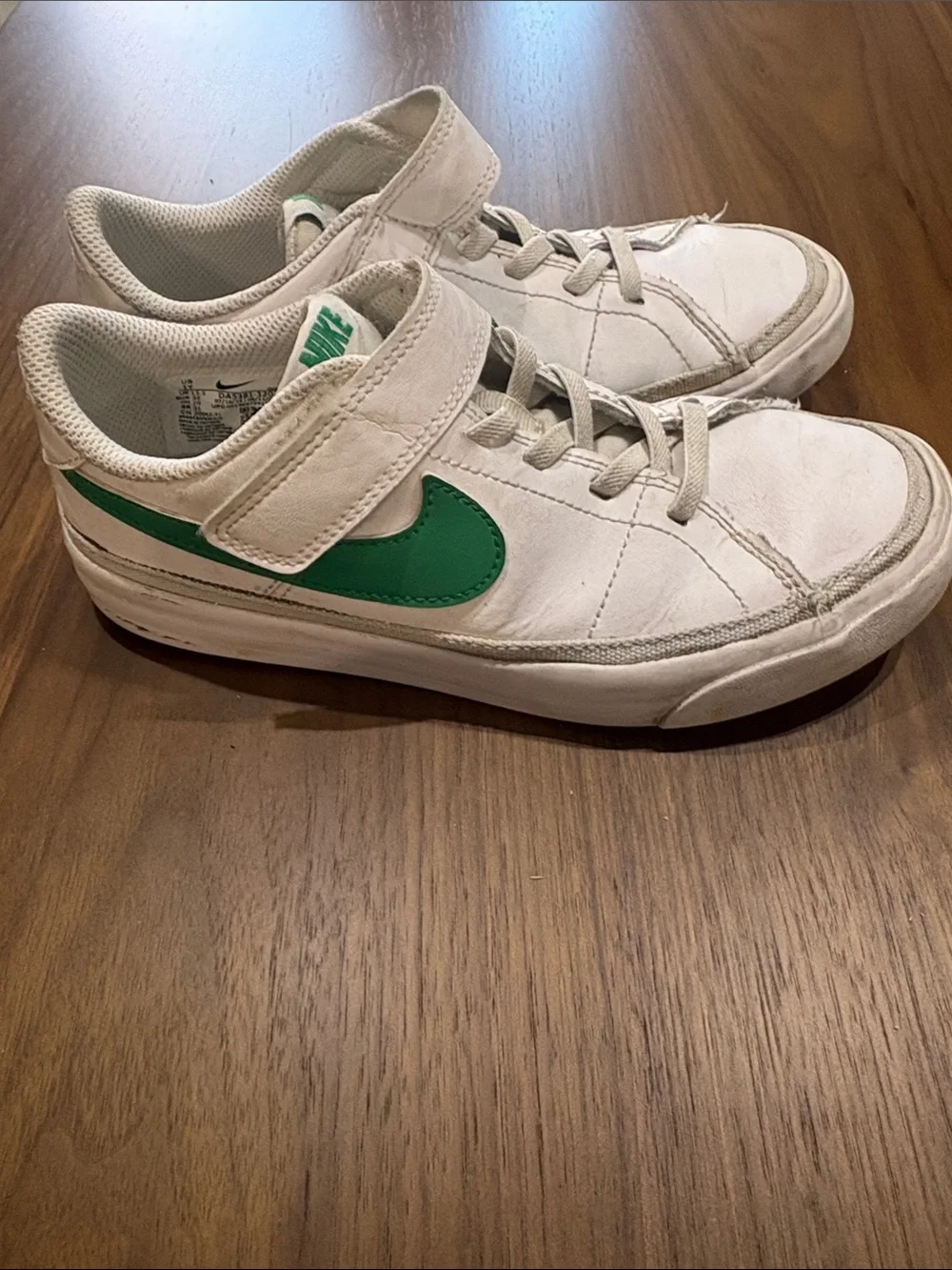 Nike Kids White & Green Low-Top Sneakers with Hook Strap